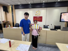 们深切体味“生正在红旗下
